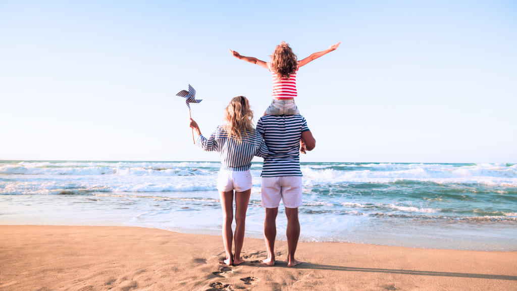 Eltern mit Kind am Strand.