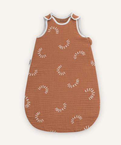 Musselin-Babyschlafsack 0.5 TOG in Zimt.