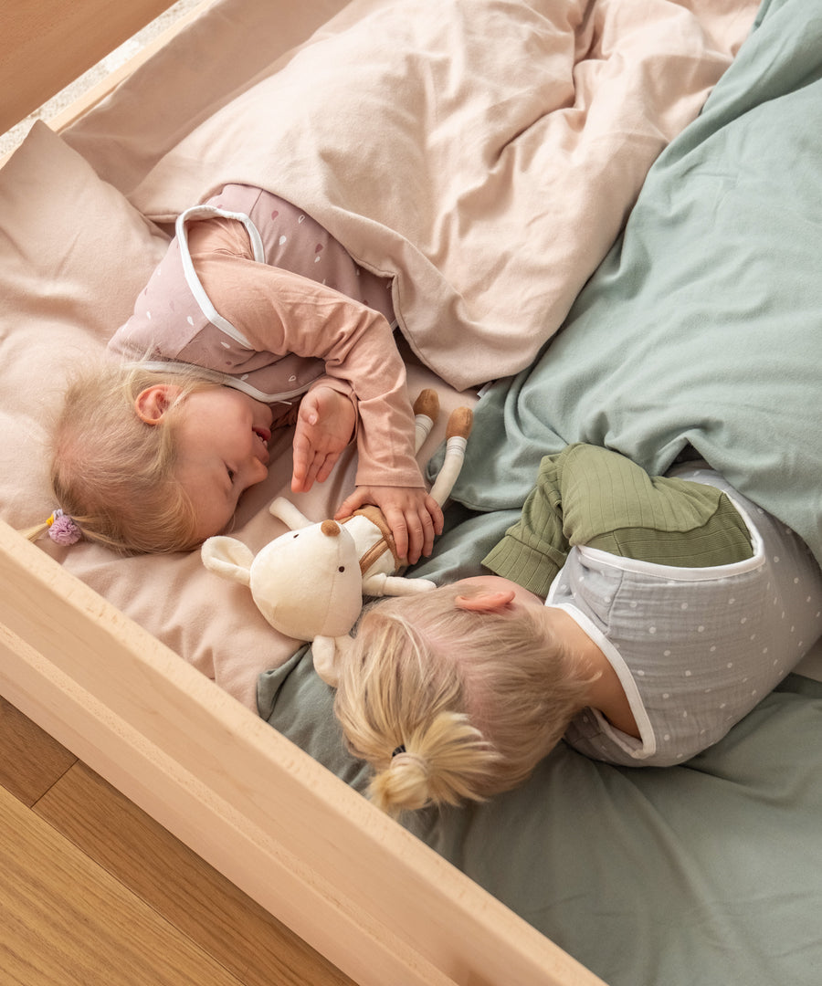 2 Größen & 2 Farben*Das Bett ist erhältlich in Weiß und Natur in den Größen 90 × 200 cm und 120 × 200 cm - genug Platz zum gemeinsamen Kuscheln.|Zwei Kinder liegen im Bodenbett.
