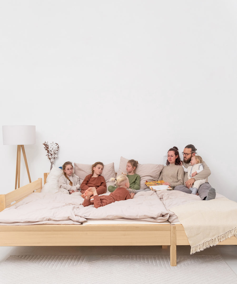 Platz für die ganze Familie*Das Familienbett bietet eine durchgehende, großzügige Liegefläche. So wird Co-Sleeping komfortabel und erholsam.|Familie auf Familienbett 270x200 (180/90).