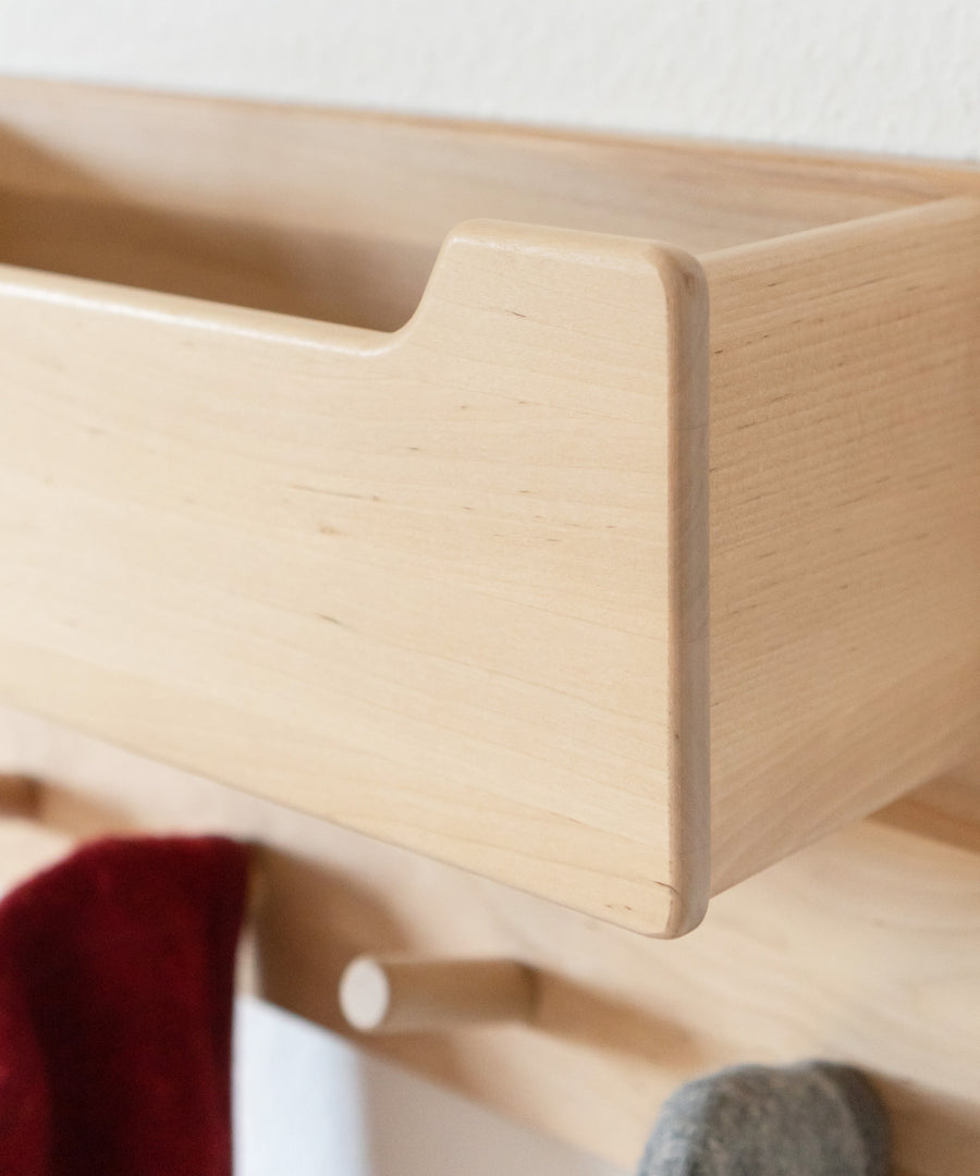 Hochwertig*Unsere Garderobe besteht aus sorgfältig verarbeitetem, nachhaltigem Holz mit abgerundeten Kanten.|Nahaufnahme Holzfach der Kindergarderobe.