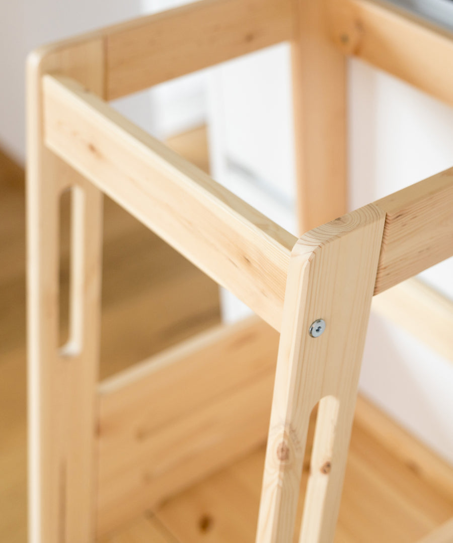 Von Montessori inspiriert*Mit dem Montessori-Möbelstück kann dein Kind Küche, Esstisch oder Spülbecken sicher erreichen und Neues entdecken.| Standfester Lernturm aus Kiefernholz mit stabiler Fußleiste.