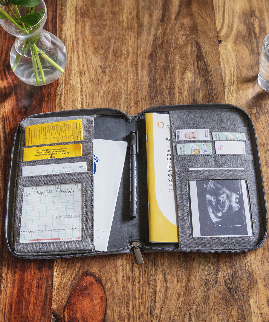 Alles aufgeräumt & griffbereit*Praktischer Organizer für alle wichtigen Dokumente wie Mutterpass, Versichertenkarten, Ultraschallbilder, U-Heft, Stifte & Co.|Die Mutterpasshülle enthält viele Fächer für alle wichtigen Dokumente während der Schwangerschaft.