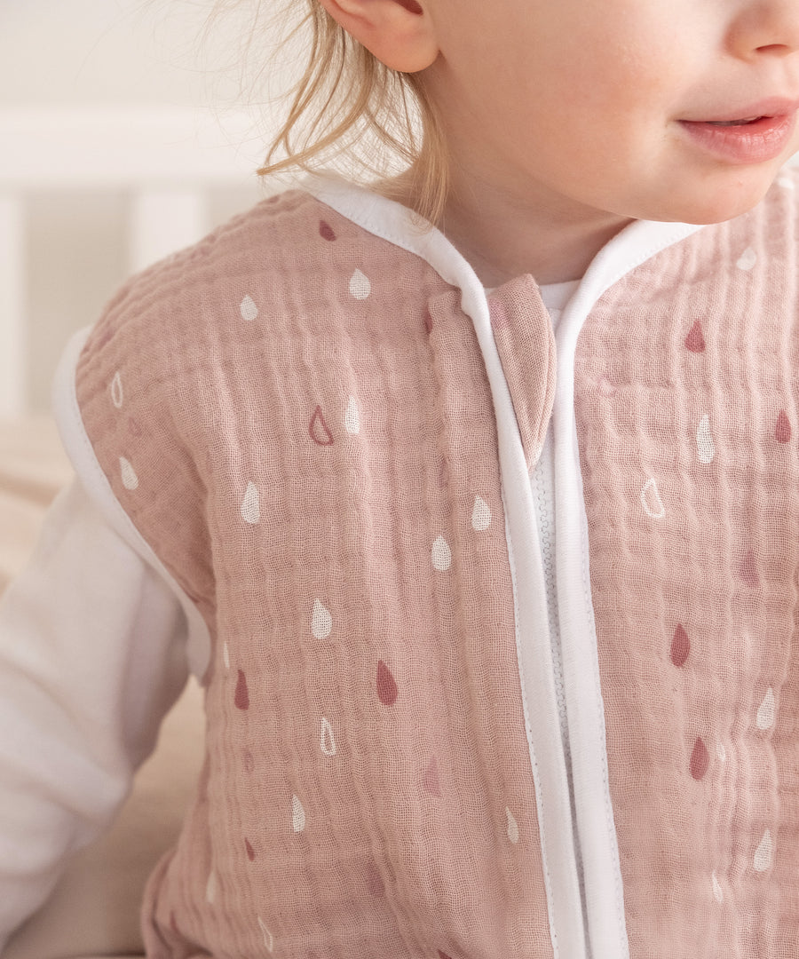 Hochwertig*Unsere Musselin-Schlafsäcke bestehen aus feinfädigem, atmungsaktivem Musselin Gewebe.|Nahaufnahme Schlafsack mit Reißverschlussschutz.