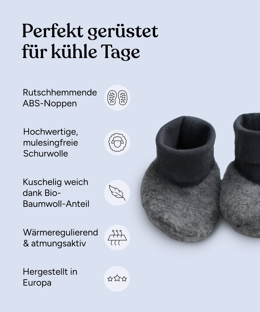 Vorteile Walkschühchen: Rutschhemmende ABS-Noppen, hochwertige, mulesingfreie Schurwolle, kuschelig weich dank Bio-Baumwoll-Anteil, wärmeregulierend & atmungsaktiv, hergestellt in Europa.