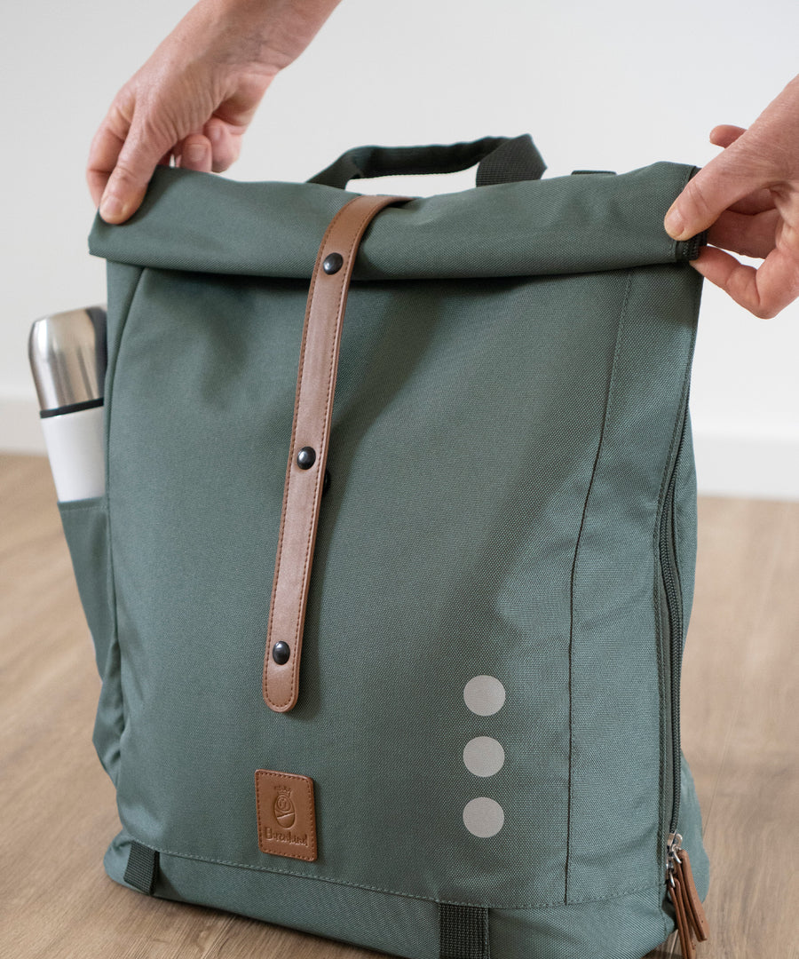 Ein echtes Raumwunder*Je nach Füllmenge kann der Rucksack mit Rolltop und Magnetverschluss in drei verschiedenen Höhen sicher verschlossen werden.|Nahaufnahme Wickelrucksack mit Rolltop in Grüngrau.