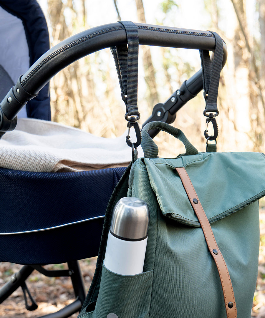 Flexibel & alltagstauglich*Dank der praktischen Kinderwagenbefestigung mit Klettband lässt sich der Wickelrucksack schnell und einfach am Kinderwagen einhaken.|Wickelrucksack hängt an Kinderwagenbefestigung am Kinderwagen.