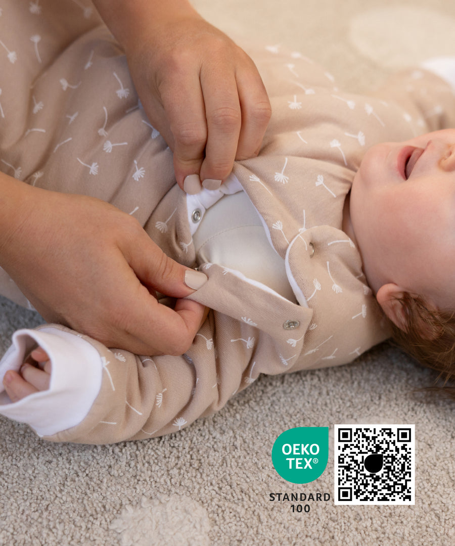 Abnehmbare Ärmel*Die etwas leichter wattierten Ärmel mit Druckknöpfen können nach Bedarf genutzt werden und erleichtern das Anziehen.|Leicht wattierte Ärmel des Schlafsacks lassen sich mit Druckknöpfen abnehmen und wieder anbringen.