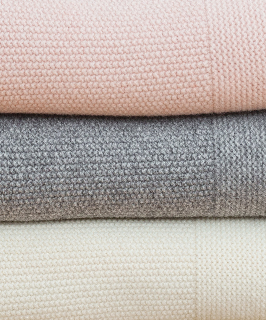 Tolle Farben*Mit unserer Farbauswahl in sanftem Grau, Rosa und Natur ist für jedes Baby die passende Decke dabei.|Lammwolldecke in drei Farben.