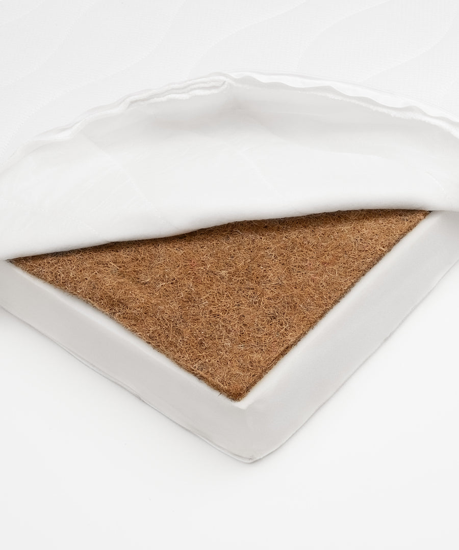 Natürliche und geprüfte Materialien*Die Kokos-Schicht besteht aus natürlichen Fasern & ist OEKO-TEX®
STANDARD 100 zertifiziert — für einen unbedenklichen Einsatz.|Babymatratze mit natürlicher Kokos-Schicht und geprüften Materialien