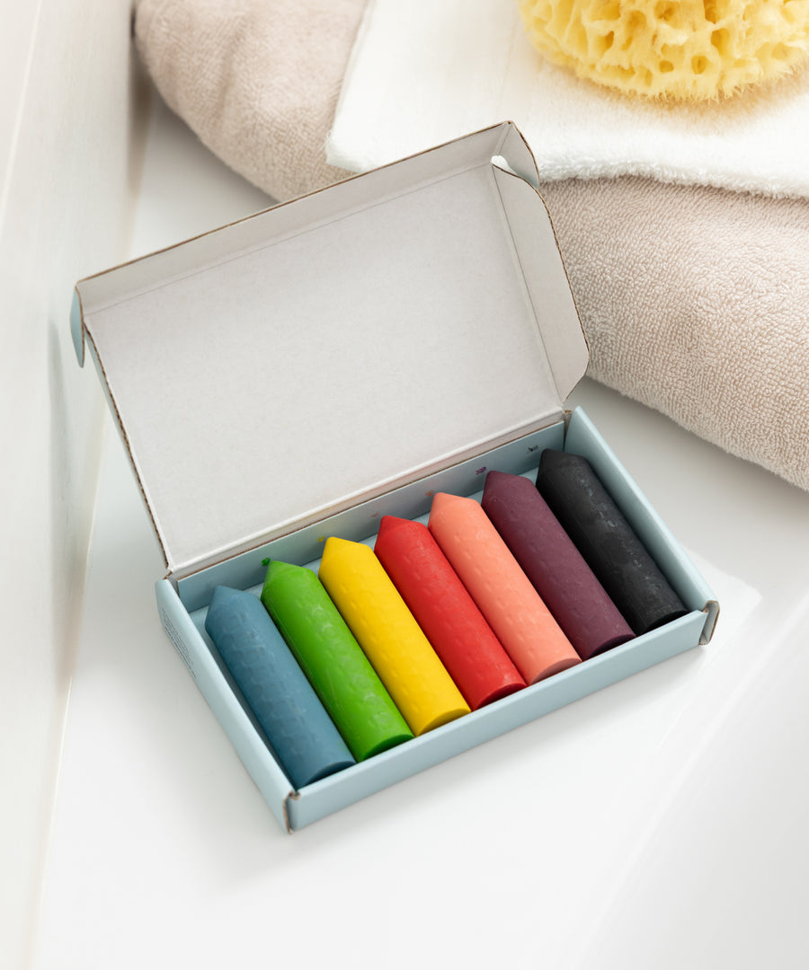 Die Badewannestifte sind in den Farben Blau, Grün, Gelb, Rot, Orange, Dunkellila und Schwarz verfügbar.