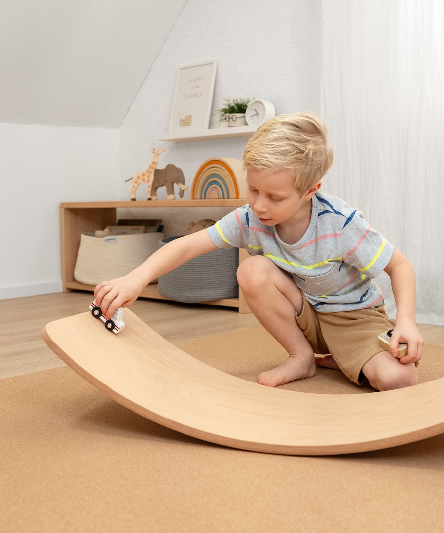 Balancieren, Wippen und Spielen*Das Board bietet viele kreative Spieloptionen. Ob als Wippe, Brücke, für Spielautos oder als Sitzbank – Langweilig wird es nicht!|Balance-Board Untergrund für Spielauto.