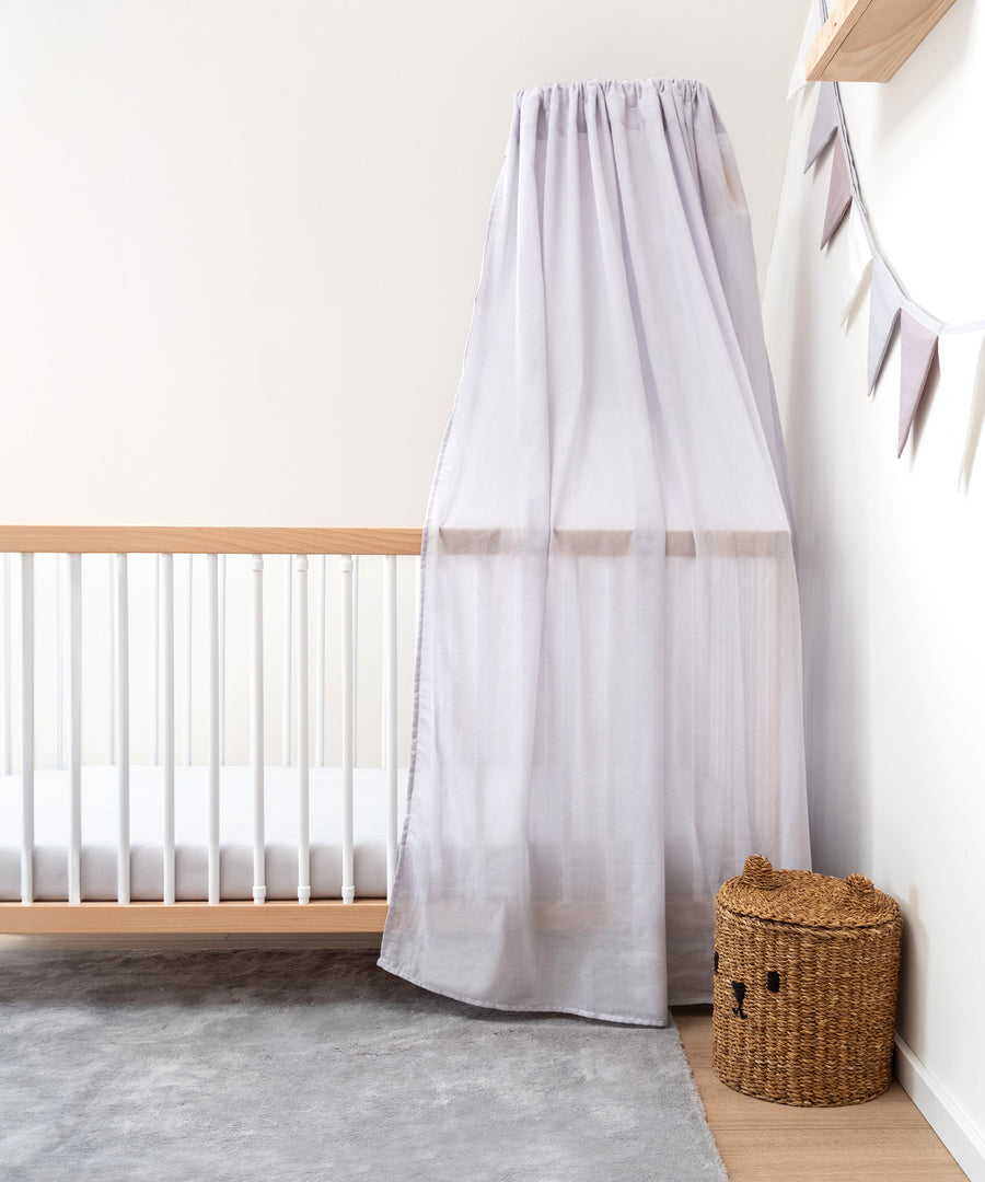 Kindgerechte Gestaltung*Das Set besteht aus zwei Produkten (Baldachin 280 × 145 cm + Wimpelkette 300 cm) und ist speziell für die Bedürfnisse von Babys und Kindern entwickelt.|Halbtransparenter Baldachin in Hellgrau wertet jedes Kinderbett auf.