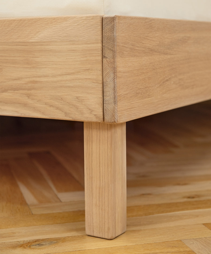 Nachhaltig & FSC®-zertifiziert*Das geölte Eichenholz bringt Wärme und Geborgenheit ins Schlafzimmer. Das stabile Holz besticht durch seine natürliche Haptik.|Bett Plano Eiche ist FSC zertifiziert.