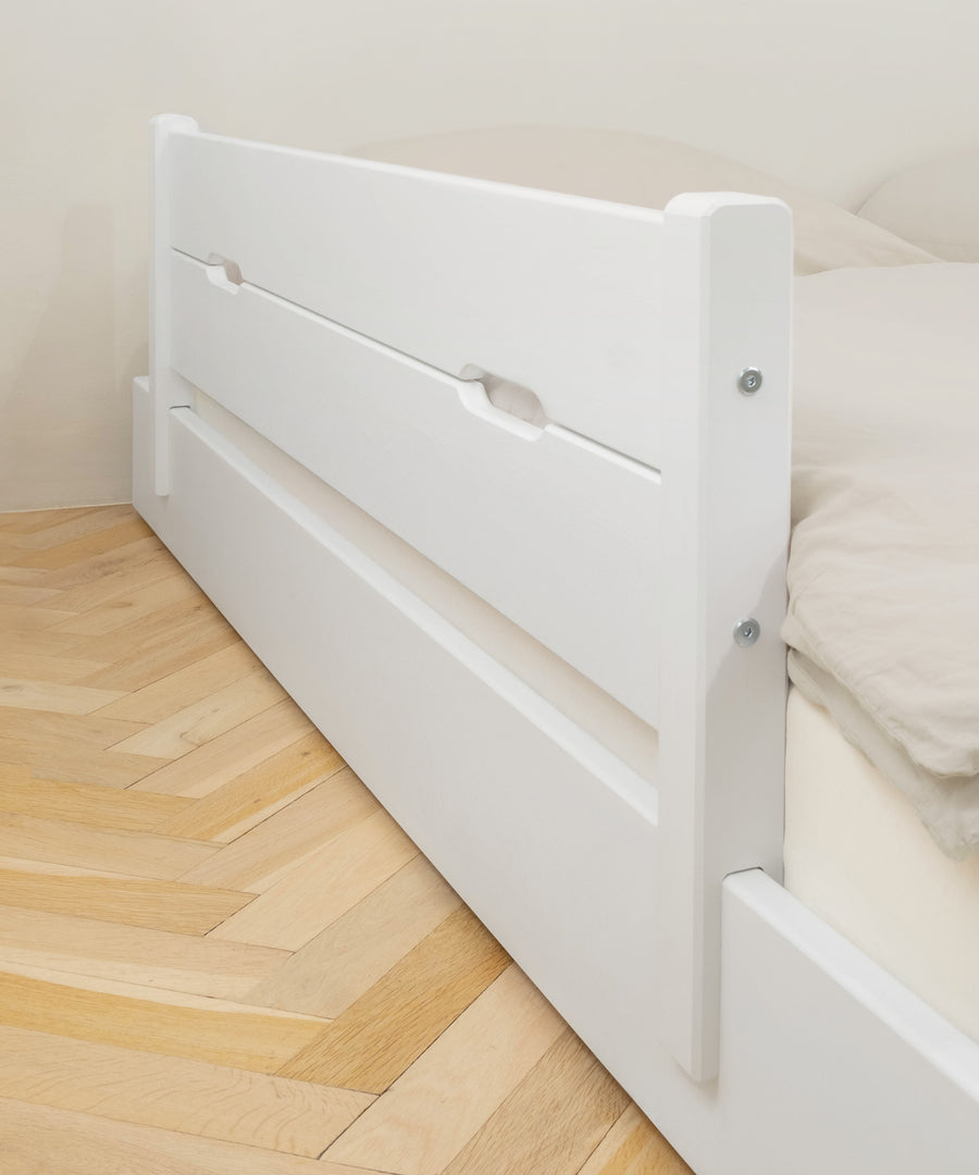 Optimaler Rausfallschutz für das Bodenbett in Weiß.