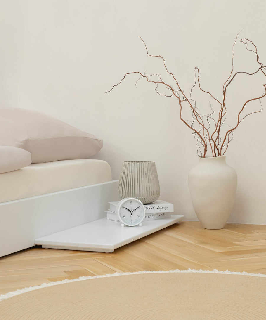 Bodenbett  Plano Kiefer in Weiß mit passender Ablage in Weiß.