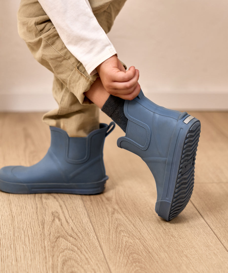 Modernes Design*Die halbhohen Regenstiefel im Chelsea-Stil sind dank der praktischen Anziehschlaufe schnell und einfach angezogen.|Halbhohe Barfuß-Gummistiefel in Chelsea-Design in Jeansblau.
