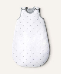 Ehrenkind Baby-Sommerschlafsack rund in weiß mit grauen Sternen.
