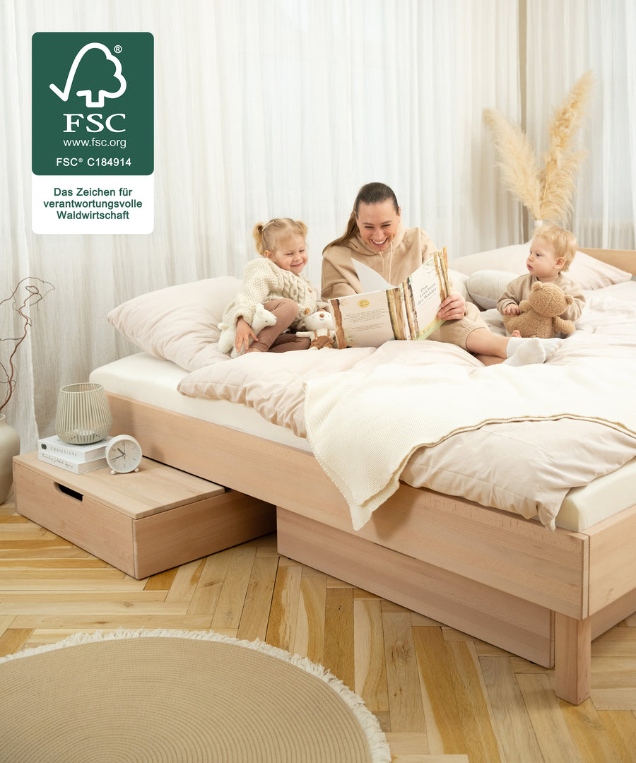 Platz für die ganze Familie*Das Familienbett punktet mit einer großzügigen, durchgängigen Liegefläche - und macht Co-Sleeping komfortabel und erholsam.|Ideal für die Familie.