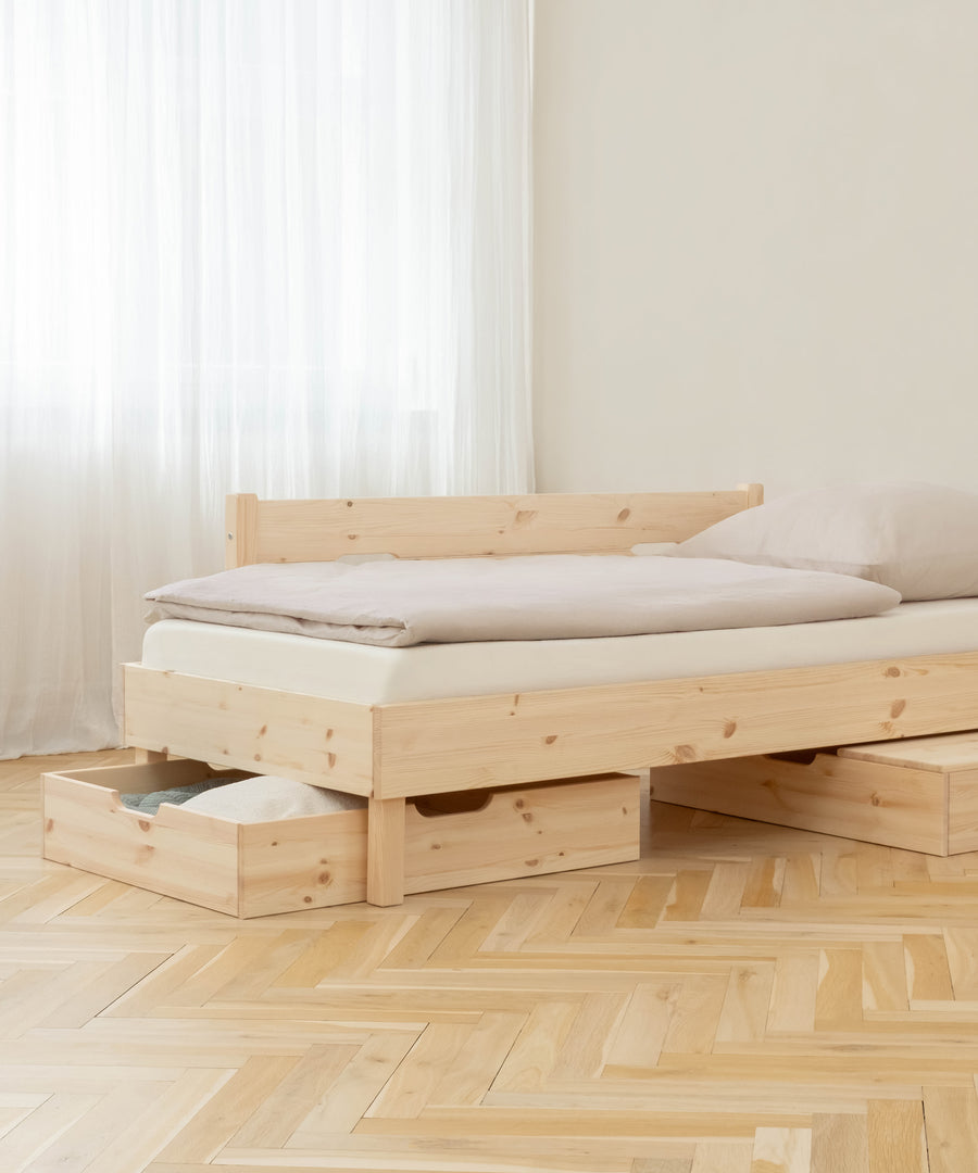 Einzelbett Kiefer mit Rausfallschutz.