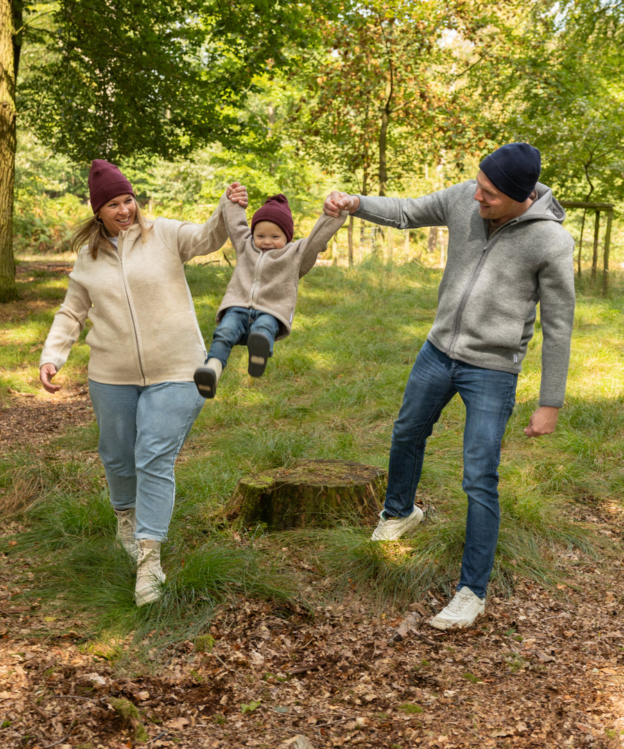 Komplettiere den Familienlook*In drei Farben erhältlich und perfekt kombinierbar mit unseren Walkjacken für Damen und Kinder.| Familie trägt aufeinander abgestimmte Walkjacken für Herren, Damen und Kinder.