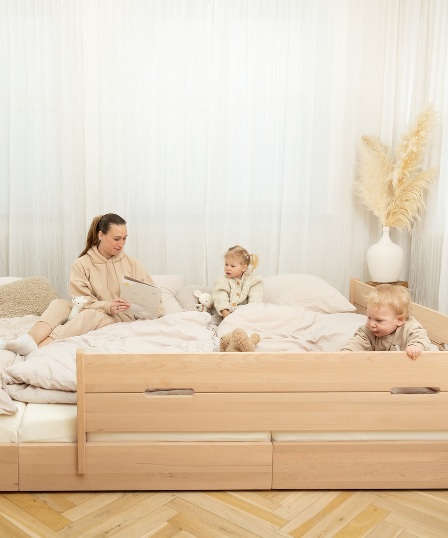 Standard oder tief? Wie du willst!*Das durchdachte Design macht's möglich: Du kannst das Familienbett ganz nach Belieben bodentief oder in Standardhöhe aufbauen.|Familienbett Bodentief aufgebaut.