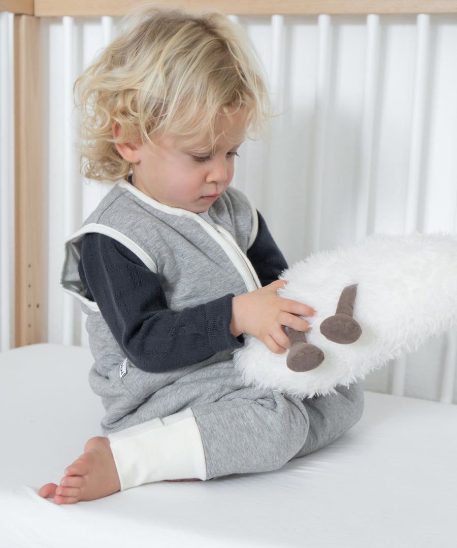 Ganzjahresschlafsack mit Beinen hält Kinder angenehm warm und lässt ihnen Bewegungsfreiheit.