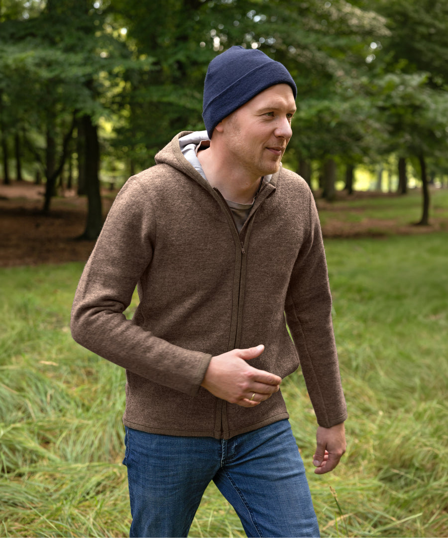 Für kalte Draußen-Tage*Die lässig geschnittene Walkjacke für Herren hält angenehm warm und begleitet dich zuverlässig durch den Alltag.|Mann trägt die Herren-Walkjacke in Hellbraun.