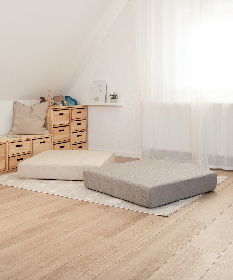 Quadratischer Hüpfspaß*Das 80× 80 × 15 cm große Kissen eignet sich für Kinder ab ca. 18 Monaten und kann bis 40 kg Körpergewicht verwendet werden.| Zwei Hüpfpolster quadratisch im Kinderzimmer.