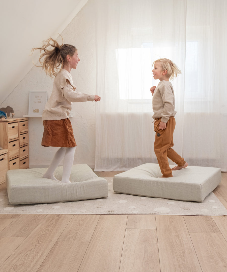 Auspowern, fertig, los!*Hüpfen und Toben sind ausdrücklich erlaubt. So werden die motorischen Fähigkeiten der Kinder gefördert und Polstermöbel geschont.| Kinder spielen auf Hüpfpolster.