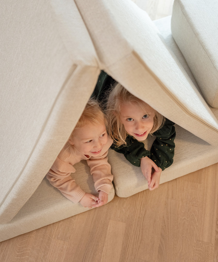 Höhle oder Versteck aus Hüpfsofa bauen.