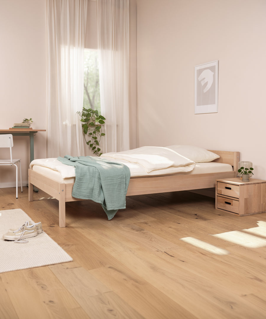 Zeitlos schön*Klare Linien und ein ruhiges Design machen Nova zu einem Jugendbett, das viele Jahre und Veränderungen mitgeht.| Das Jugendbett Natur Standard steht im Jugendzimmer.