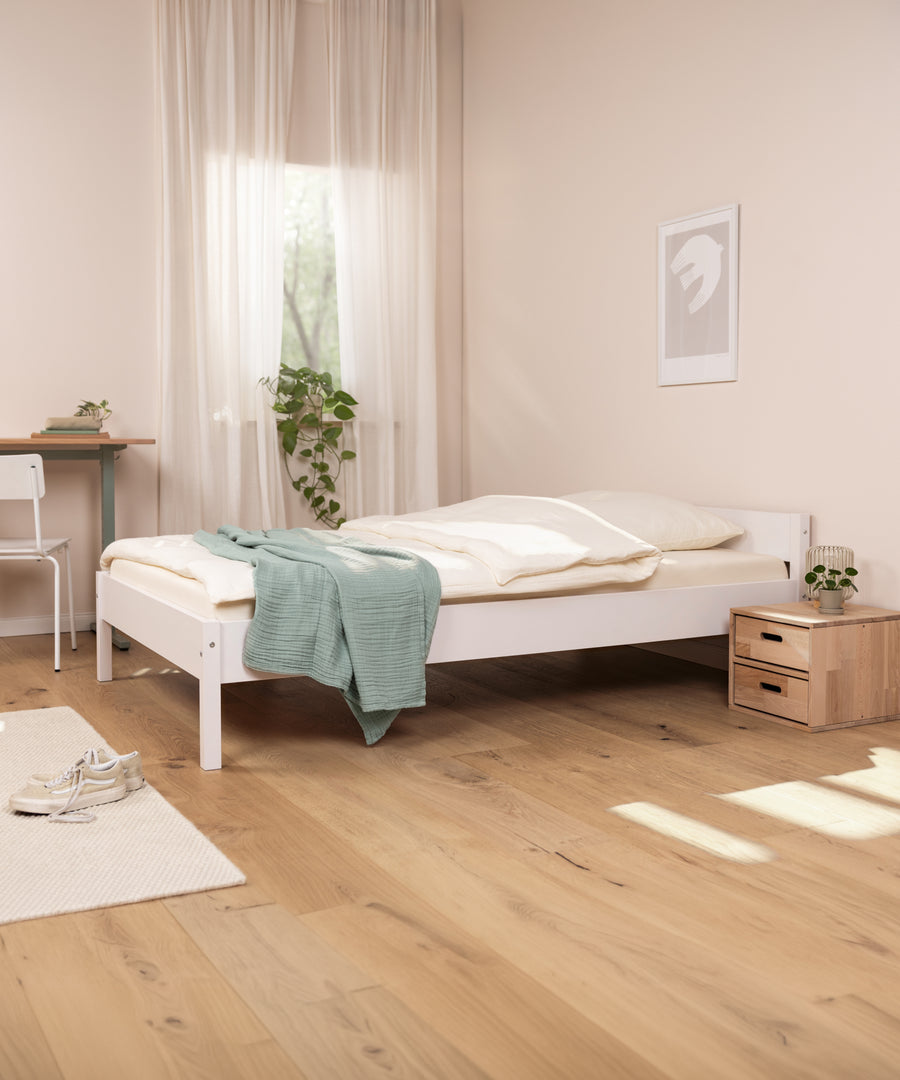 Zeitlos schön*Klare Linien und ein ruhiges Design machen Nova zu einem Jugendbett, das viele Jahre und Veränderungen mitgeht.| Das Jugendbett Weiß Standard steht im Jugendzimmer.