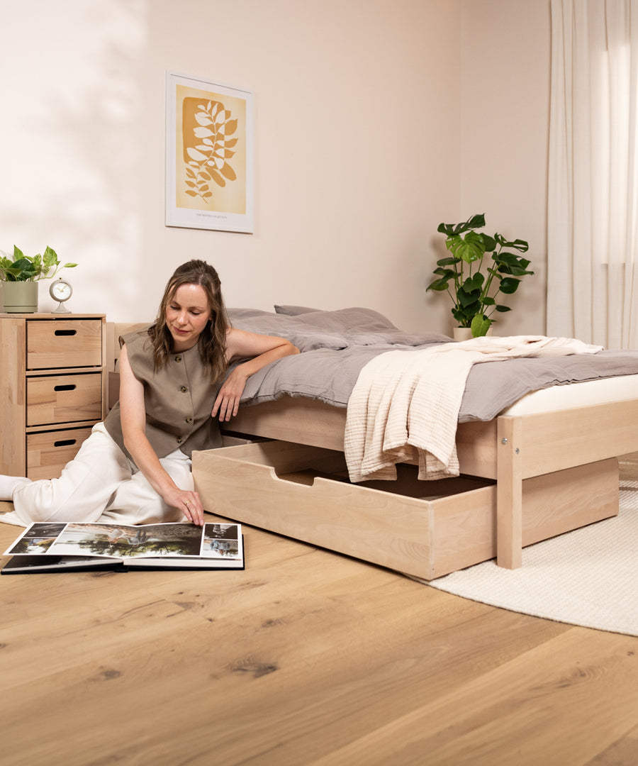 Gemütlich eingerichteter Rückzugsort mit dem Jugendbett Nova aus natürlichem Buchenholz.