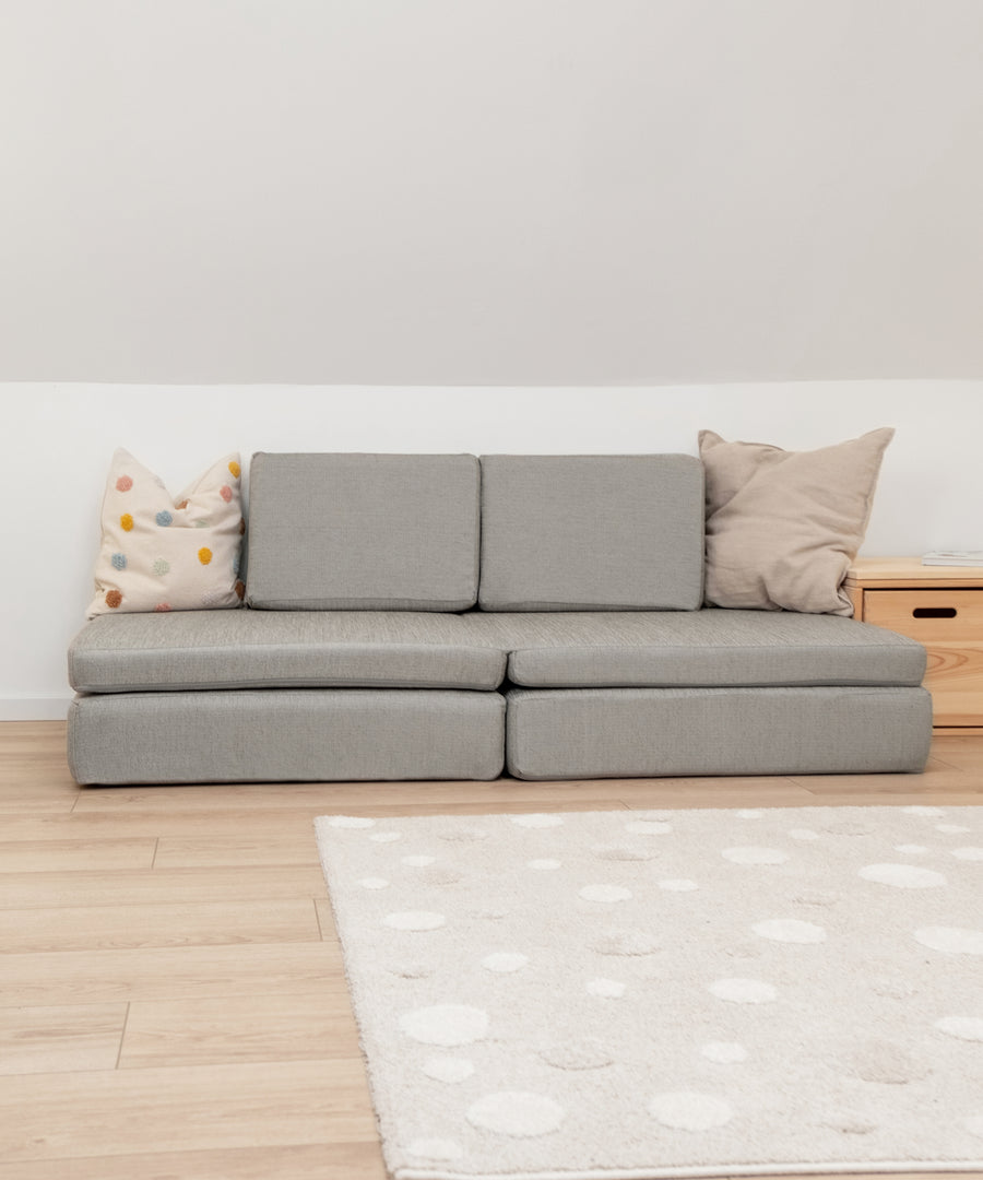 Vielseitiges Spielsofa*Unser Spielsofa ist mehr als nur ein Kindersofa – es kann zum Spielen, Lesen, Entspannen und Übernachten genutzt werden.| Das Spielsofa steht im Kinderzimmer.