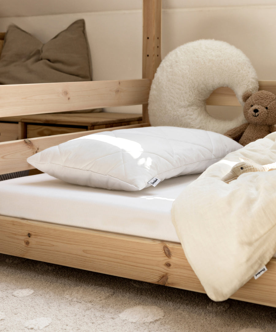 Kinderkissen auf einem Kinderbett.