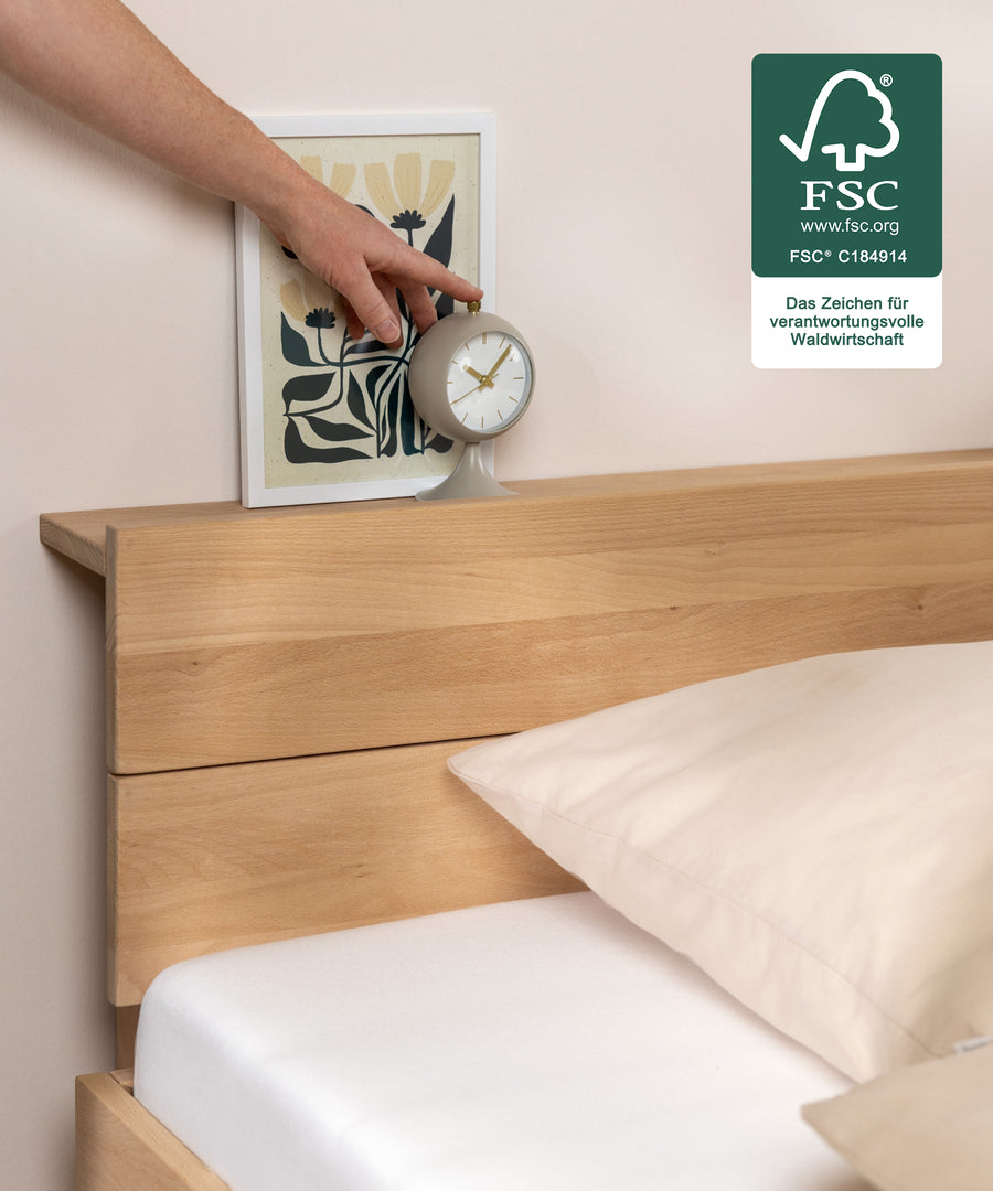 Stabil & zeitlos*Massives Buchenholz überzeugt mit hoher Stabilität, dezenter Maserung und warmer Farbgebung für eine zeitlose Optik.|Kopfteil aus massivem Buchenholz mit natürlicher Maserung.