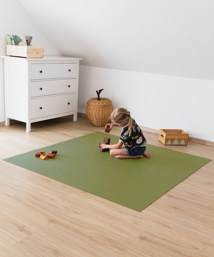 Farbe von der Krabbelmatte*Ausführung in Olivgrün.|Kind spielt auf Krabbelmatte Olivgrün im Kinderzimmer.