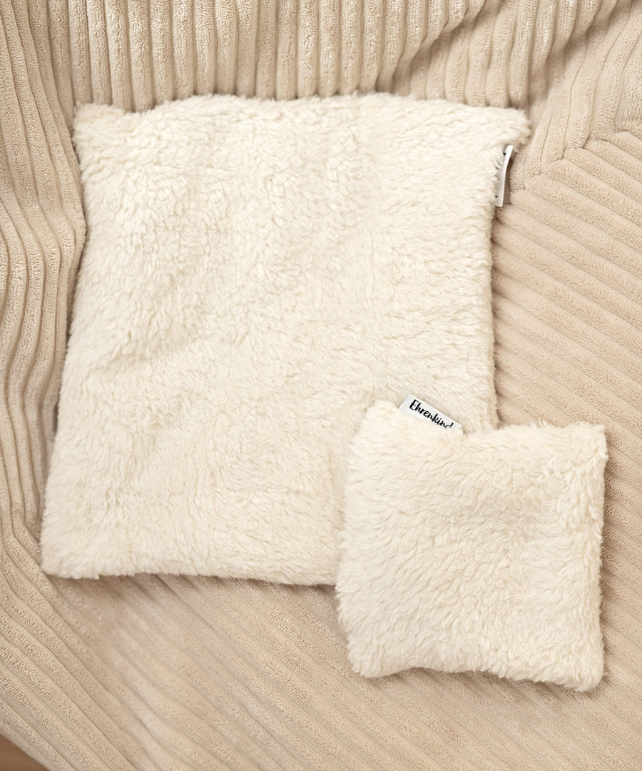 Gemacht für zarte Kinderhaut*Das Kissen aus 100 % Bio-Baumwolle mit waschbarem Teddy-Bezug ist anschmiegsam und besonders sanft zu empfindlicher Babyhaut.|Kissen aus 100 % Bio-Baumwolle mit weichem Teddystoff, besonders sanft zu empfindlicher Kinderhaut.