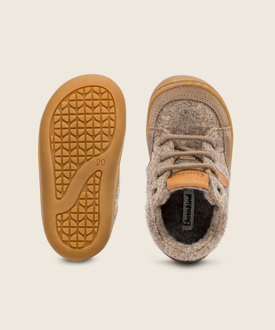 Lauflernschuhe aus Wollfilz in Beige.