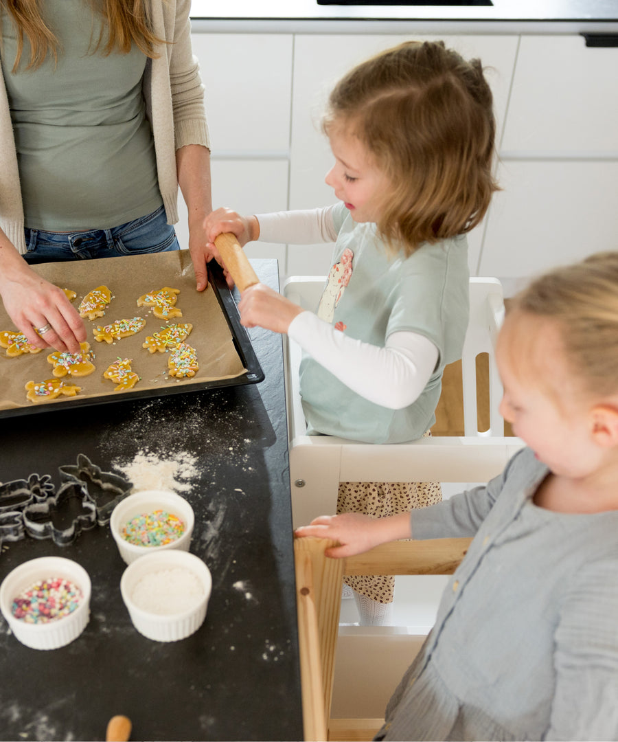 Kinder backen im Lernturm.