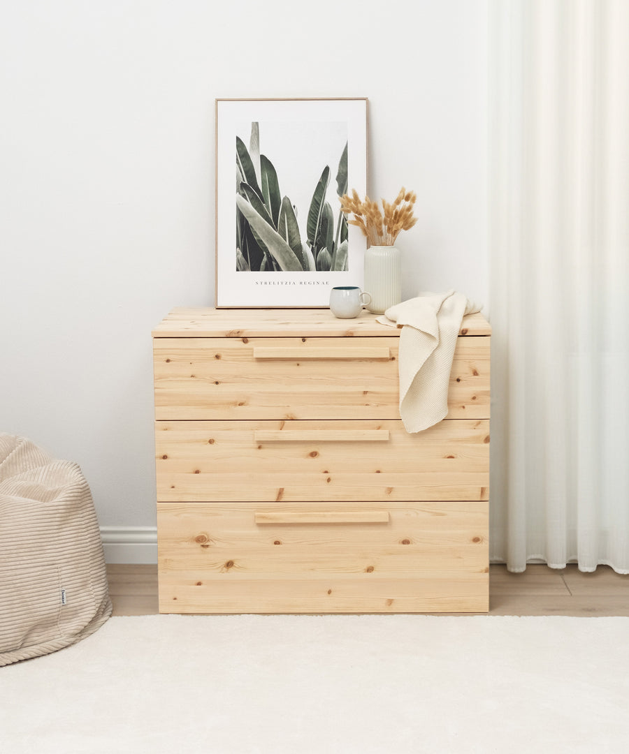 Design by Ehrenkind*In Deutschland designt, gefertigt in Europa. Für Familien, die natürliche Materialien und Qualität lieben.| Die Linia Kommode aus Kiefer zeigt hochwertiges Ehrenkind Design.