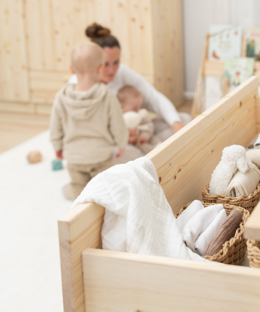 Platz für alles Wichtige*Großzügige Schubladen bieten Raum für Windeln, Pflegeprodukte und Kleidung. Alles griffbereit und ordentlich verstaut.| Die geräumigen Schubladen schaffen übersichtliche Ordnung.