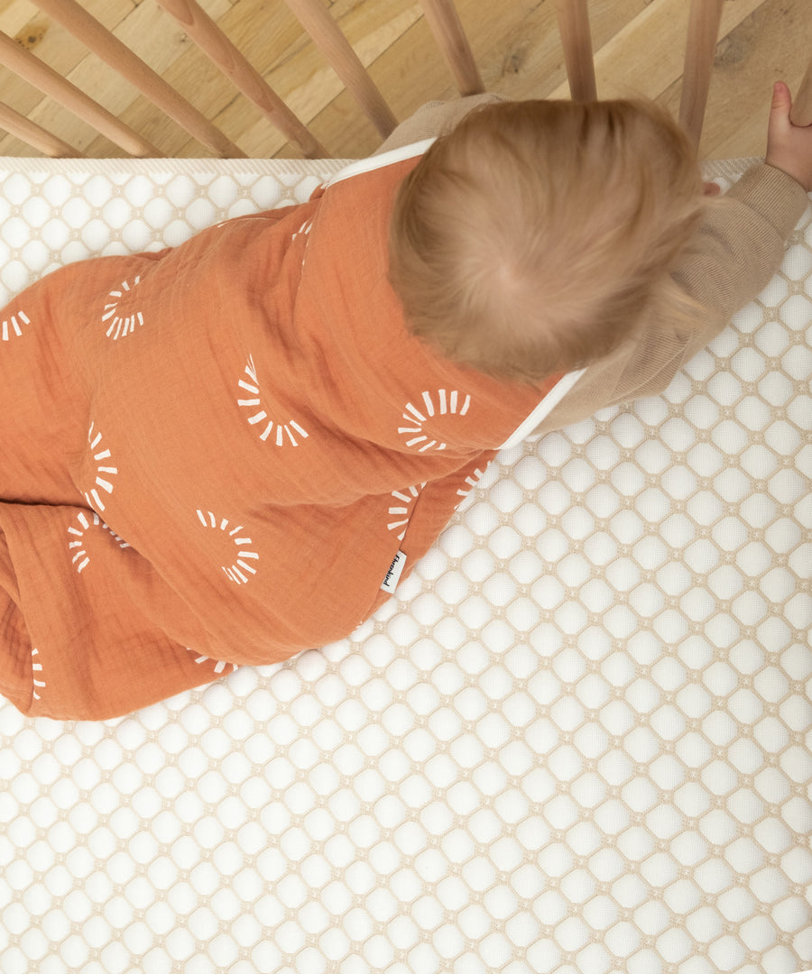 kühlende Matratzenauflage im Babybett.