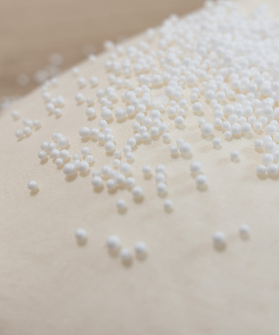 Füllung aus Mikroperlen*Die feinen Mikroperlen aus Polystyrol passen sich bei allen Bewegungen an und geben angenehmen Halt.|Feine Mikroperlen im Detail.