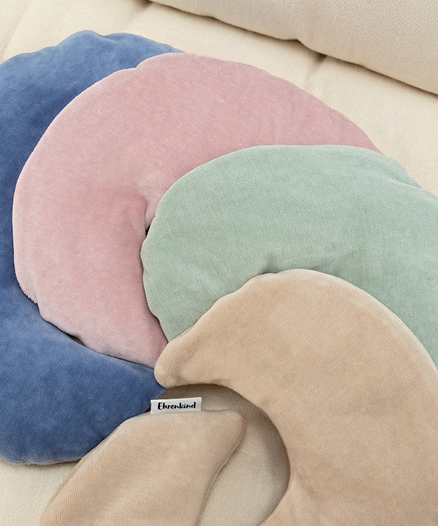 Das Mond-Kirschkernkissen gibt es in vier tollen Farben: Jeansblau, Rosé, Jade, Beige.