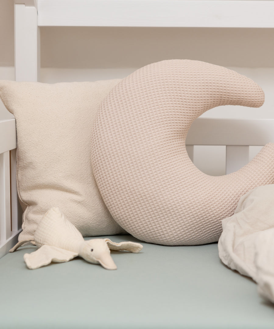 Kuschelmond zum Träumen*Das Kissen aus weichem Waffelpiqué  bringt Geborgenheit ins Kinderzimmer - ob als Kuschelbegleiter oder als stilvolles Dekokissen.|Kuschelkissen in Mondform aus Waffelpiqué als weiche Kinderzimmer-Deko.