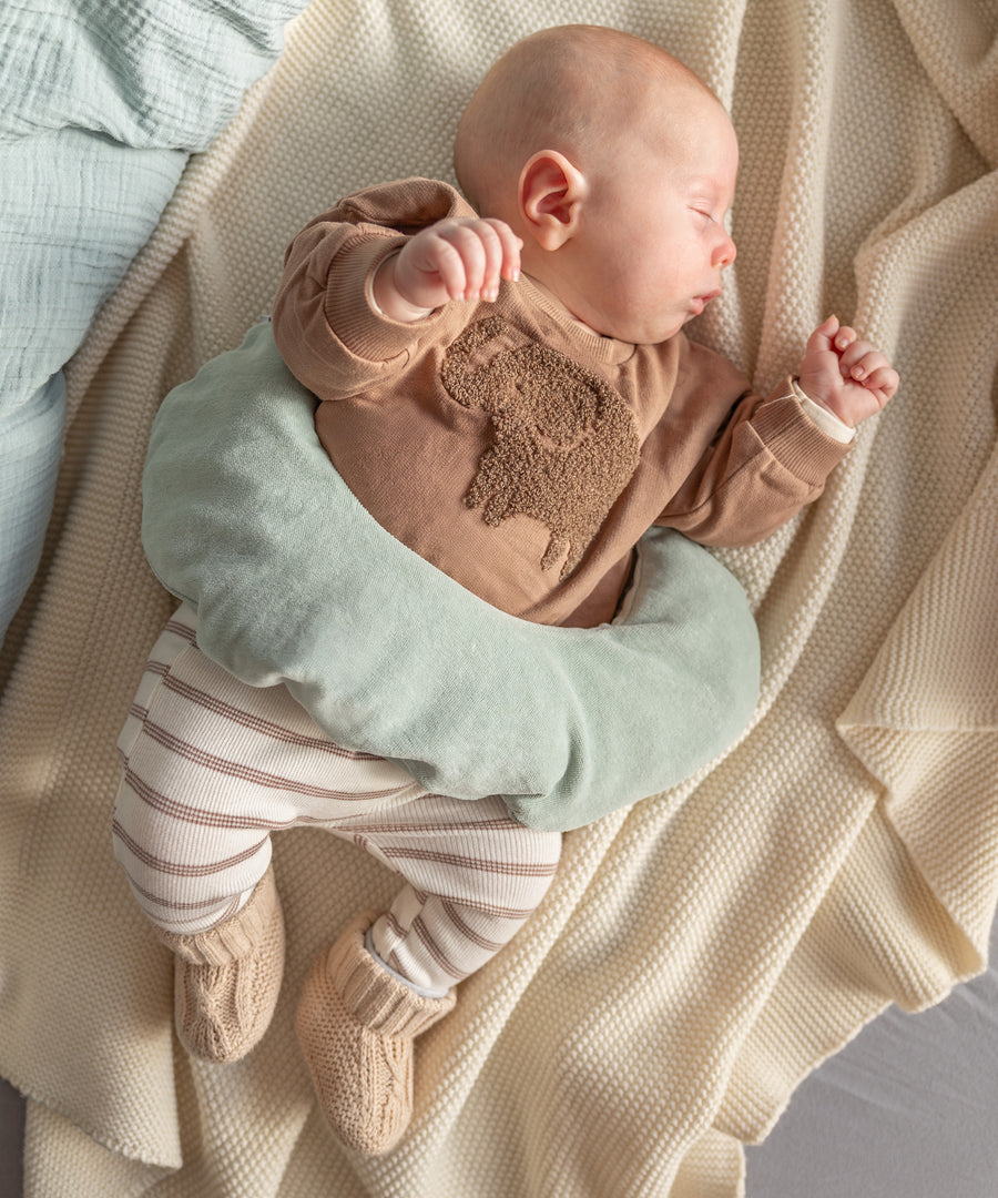 Im Babyalltag bringt das Mond-Wärmekissen beruhigende Wärme an den Bauch.