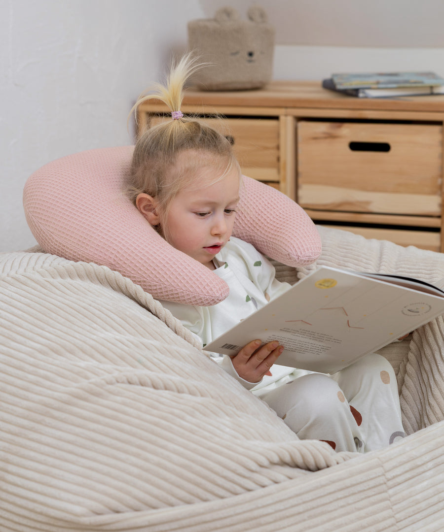 Verantwortungsvoll produziert*Schadstoffgeprüfte Materialien und sorgfältige Verarbeitung - mit Liebe in Europa hergestellt für langlebige, natürliche Qualität.|Kuschelkissen in Mondform aus hochwertigen Materialien.