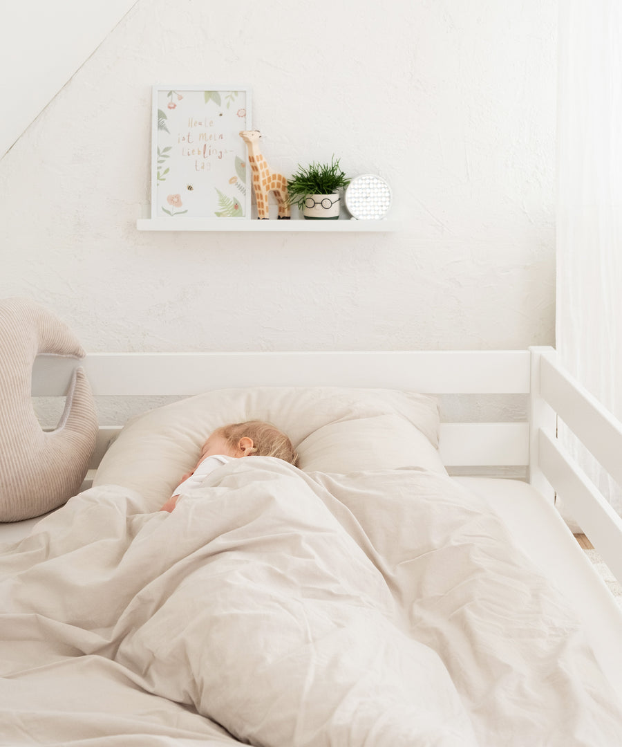 Kind schläft in Bodenbett Sona.